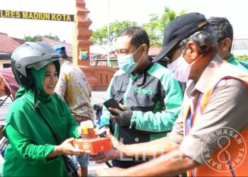 Persit KCK Koorcab Rem 081 Bantu Puluhan Abang Becak Di Madiun