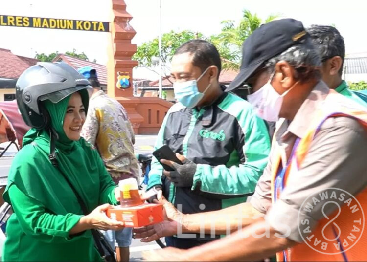 Persit KCK Koorcab Rem 081 Bantu Puluhan Abang Becak Di Madiun