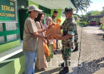 Dihari Jumat Yang Penuh Berkah, Koramil 03 Maritengngae Bagikan Sembako Kepada Warga Kurang Mampu