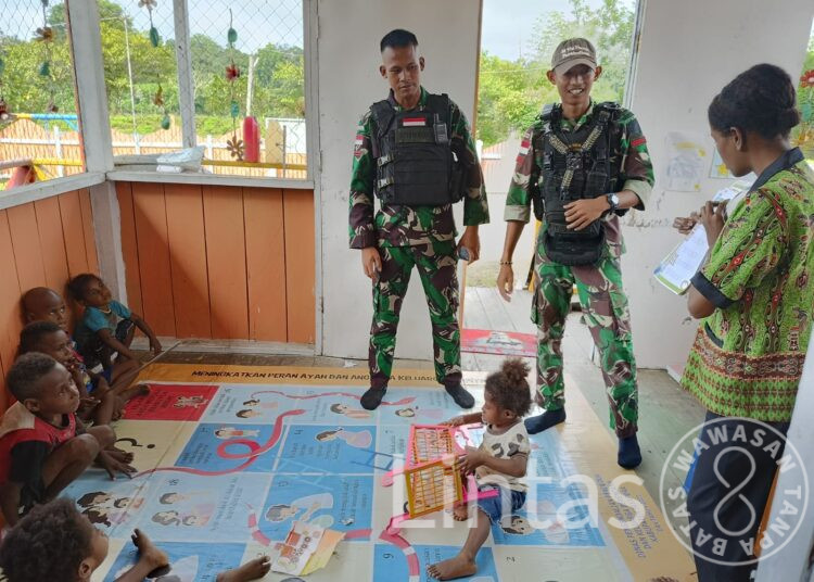 Satgas Yonif Raider 200/BN Bantu Mengajar Siswa PAUD Muara Nawa