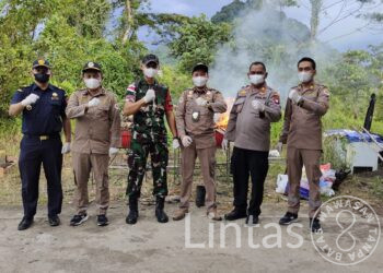 Perwira Hukum Satgas Pamtas Yonif 645/Gardatama Yudha Ikuti Kegiatan Pemusnahan Media Pembawa HPHK & OPTK
