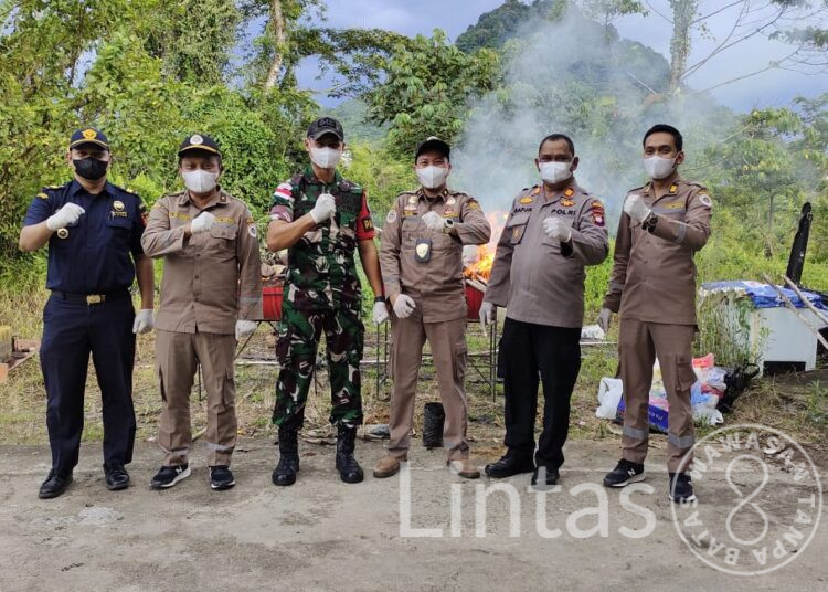 Perwira Hukum Satgas Pamtas Yonif 645/Gardatama Yudha Ikuti Kegiatan Pemusnahan Media Pembawa HPHK & OPTK