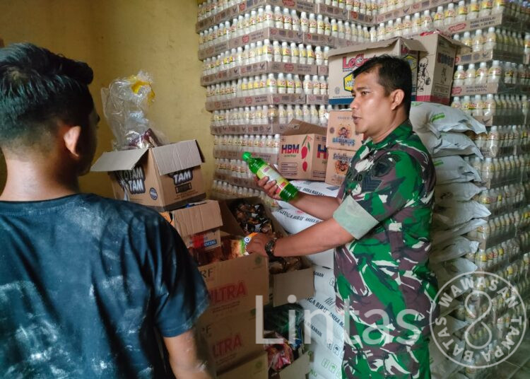Cek Keseragaman Harga, Serma Aris Yandi Babinsa Peureulak Timur, Sambangi Grosir Sembako