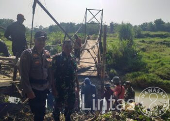 Mengatasi Kesulitan Rakyat, Danramil 0116/Cikeusik Gotong Royong Perbaiki Jembatan