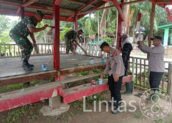 Kerja Bakti, Para Babinsa Dan Bhabinkamtibmas Cat Poskamling Desa Meunasah Hagu