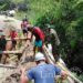 Atasi Kesulitan Pasca Longsor, Satgas Pamtas Yonif 645/Gty Bersama Warga Karya Bhakti Perbaikan Jembatan JIPP