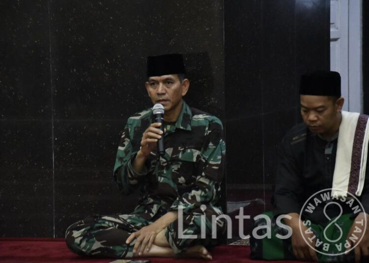 Meningkatkan Ketakwaan Danalnud Husein S. Ajak Personel Lanud Husein S. Sholat Subuh Berjamaah