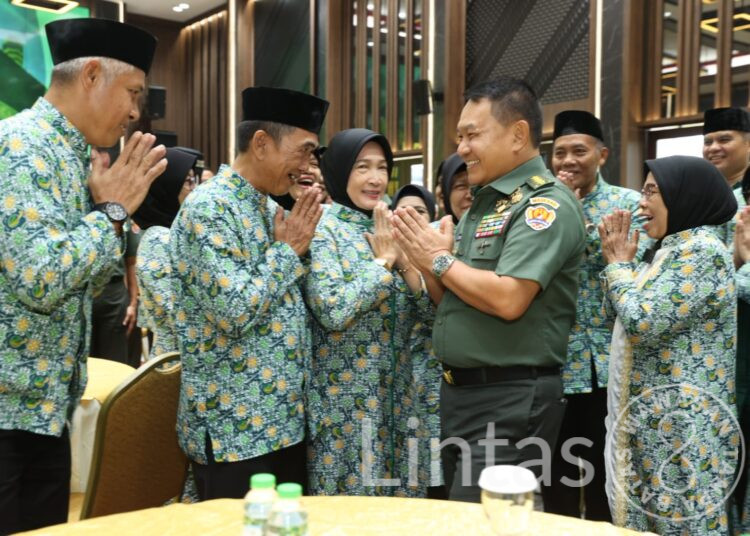 Kasad Berangkatkan Umroh Putra-Putri Pahlawan Revolusi Dan PNS Mabesad Jelang Purna Tugas