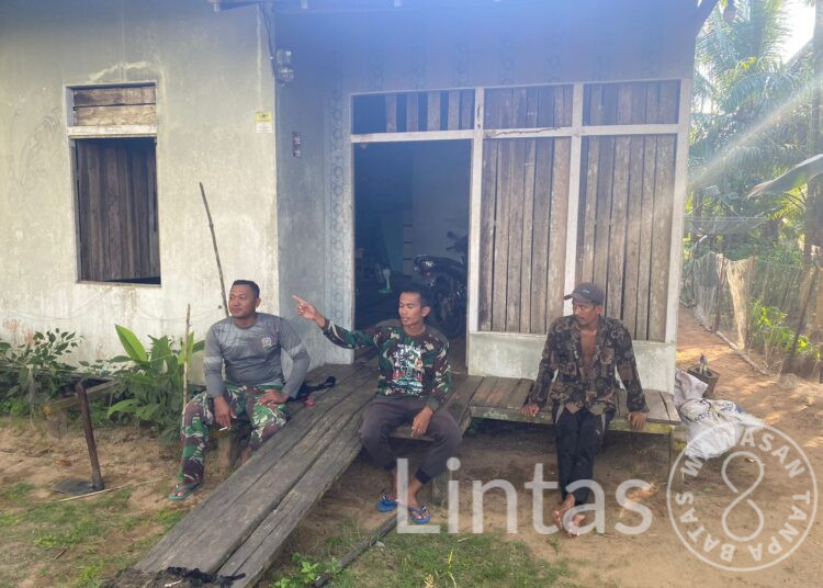 Bangun Komunikasi, Satgas TMMD Reg Ke-116, Kodim 1203/Ketapang Berinteraksi Dengan Warga