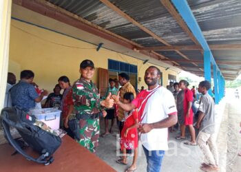 Satgas Yonif 132/BS Menyapa Masyarakat Kampung Skofro