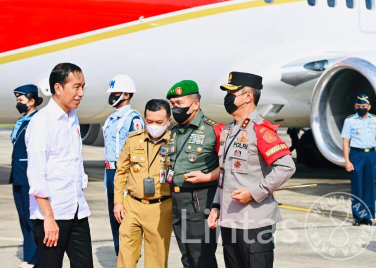 Pangdam II/Sriwijaya Bersama Danrem Gapu Dampingi Presiden Jokowi Tinjau Pasar Talang Banjar