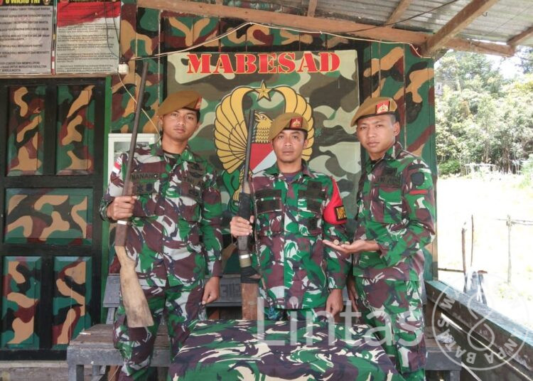 Satgas Yonarmed 5/Pancagiri Terima Penyerahan Senpi Dan Munisi Dari Warga