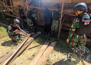 Prajurit Yonif 721/Mks Bersama Warga Tima Gelar Karya Bakti Membangun Aula Gereja