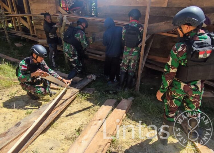 Prajurit Yonif 721/Mks Bersama Warga Tima Gelar Karya Bakti Membangun Aula Gereja