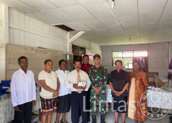 Wujud Toleransi Beragama, Satgas Yonif 132/BS Berikan Alkitab Kepada GKI Efrat