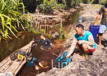 Bahu Membahu Satgas TMMD Reguler Ke-116 Dan Warga Angkut BBM Alat Berat
