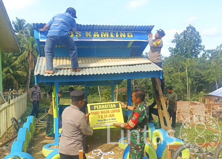 Babinsa Dan Bhabinkamtibmas Alue Le Hitam, Gotong Royong Dirikan Poskamling