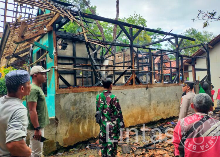 Rumah Warga Binaannya di Lalap Si Jago Merah, Babinsa Langsung Bergerak