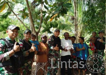 Jum’at Berkah, Satgas Yonif 132/BS Keliling Bagikan Makanan Kepada Masyarakat Muara Tami