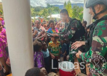 Respon Kepala Suku Kepada Satgas Yonif 721/Mks Saat Bagikan Sarapan Pagi