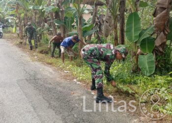 Peduli Lingkungan Sekitar, Satgas TMMD Reguler Ke-116 Bersama Warga Bersihkan Pinggir Jalan Desa
