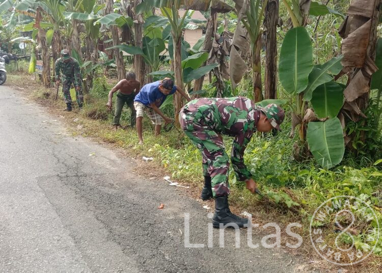 Peduli Lingkungan Sekitar, Satgas TMMD Reguler Ke-116 Bersama Warga Bersihkan Pinggir Jalan Desa