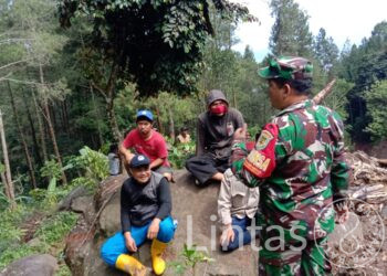 Cegah Kerugian Warga, Babinsa Panawangan Kodim Ciamis Ajak Komponen Terkait Cek Lokasi Longsor