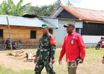 Korban Longsor Berangsur Membaik, Kodim Jayawijaya Bantu Kemensos Salurkan Bantuan