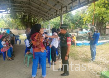 Babinsa Desa Allakuang Kodim 1420/Sidrap Dampingi Petugas Memberikan Layanan Posyandu Demi Mewujudkan Balita Sehat Dan Kuat
