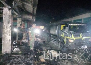 Babinsa Koramil 0109/Munjul Gerak Cepat Kerahkan Warga Bantu Padamkan Api Di Pasar Munjul