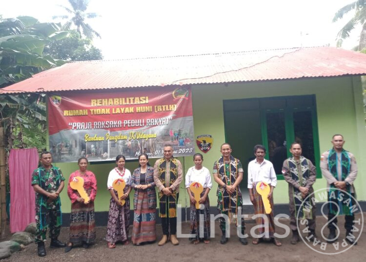 Dandim 1603/Sikka, Bersama Bupati Sikka, Meresmikan Program RTLH Di Desa Koting