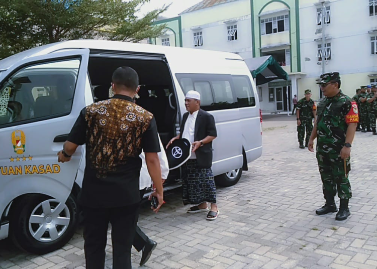 Danrem 064/MY Mendampingi KASAD Menyerahkan 1 Unit Mobil Bantuan Kasad Untuk Operasional Ponpes An Nawawi di Tanara Banten