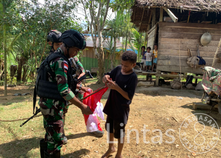 Menyambut Hari Kemerdekaan, Satgas Yonif 310/KK Bersama Warga Perbatasan Kibarkan Bendera Merah Putih
