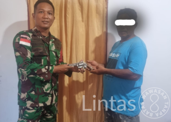 Personil Satgas Yonarhanud 3/YBY, Danki Pos Salimuli Kapten Arh Sumardiono Terima Hadiah Senpi Jenis Revolver Dari Warga