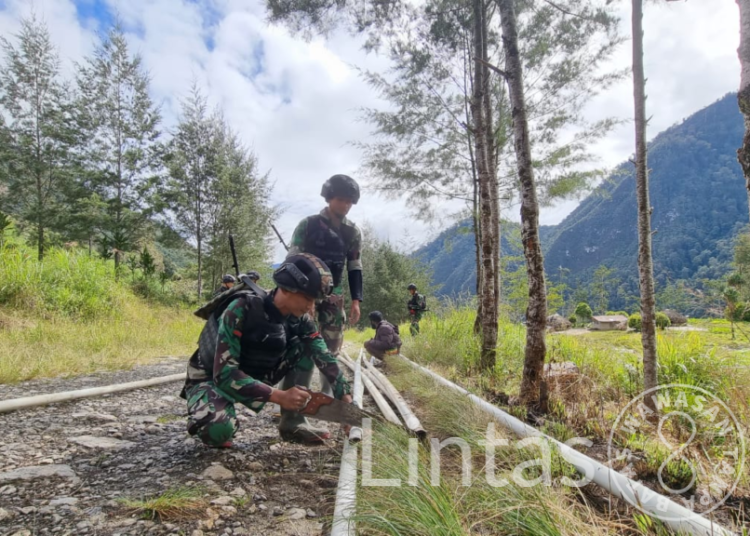 Aksi Cepat Satgas Mobile Raider 300 Siliwangi, Perbaiki Saluran Air Bersih Kampung Tuangi Distrik Ilaga Puncak Jaya Papua