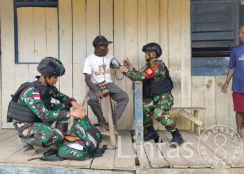 Bentuk Kepedulian Satgas Yonif 310/KK Berikan Pengobatan Gratis Ke Warga di Perbatasan Papua