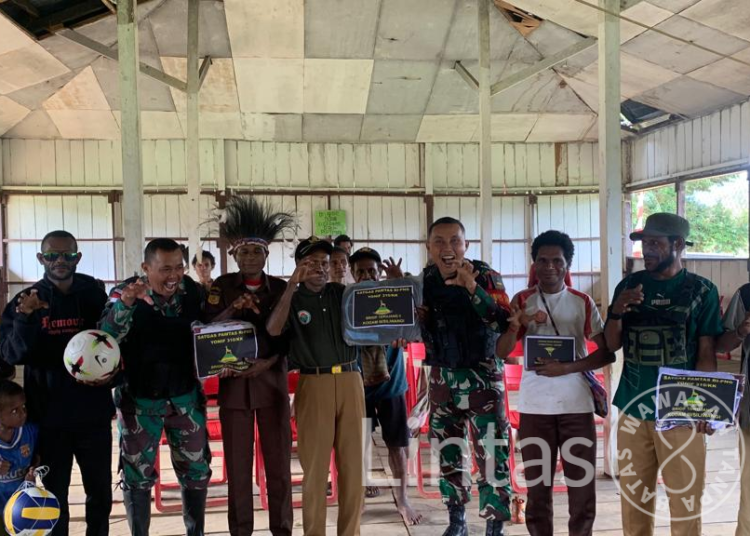 Peringati HUT RI Ke 78, Satgas Yonif 310/KK Disambut Warga Perbatasan Dan Berikan Bantuan