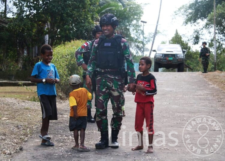 Anggota Satgas Pamtas Statis RI – PNG Yonif RK 111/KB Tingkatkan Kemanunggalan TNI & Rakyat Melalui Binter Terbatas