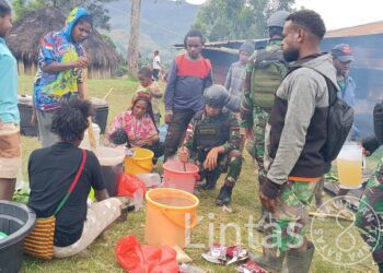 Hadir di Tengah-Tengah Masyarakat, Satgas Yonif 721/Mks Beri Bantuan Kedukaan