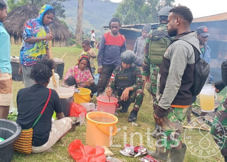 Hadir di Tengah-Tengah Masyarakat, Satgas Yonif 721/Mks Beri Bantuan Kedukaan