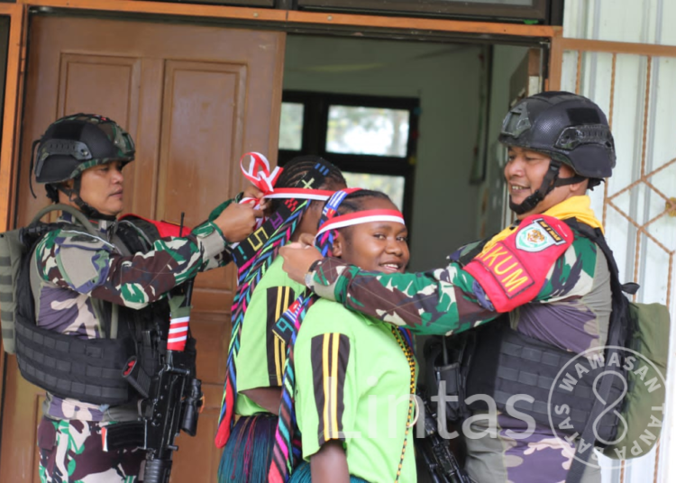 Satgas Mobile Raider 300 Siliwangi Dukung Kegiatan Karnaval SMAN 1 Ilaga, Papua Menjelang Hut RI ke-78