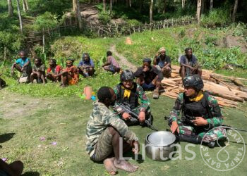 Komsos Satgas Mobile Raider 300 Siliwangi Dengan Ngadubako di Papua
