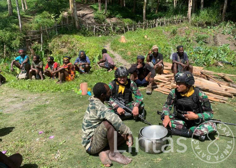 Komsos Satgas Mobile Raider 300 Siliwangi Dengan Ngadubako di Papua