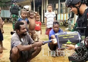 Satgas Pamtas Statis RI-PNG Yonif 310/KK Bagikan Alkitab Kepada Warga di Perbatasan