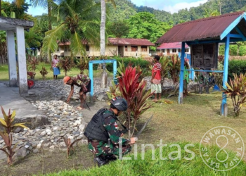 Beri Suasana Nyaman Dalam Beribadah, Satgas Yonif 310/KK Bersama Warga Bersihkan Gereja Berkat Di Kampung Batom, Papua Pegunungan