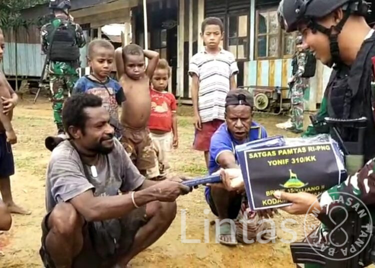 Satgas Pamtas Statis RI-PNG Yonif 310/KK Bagikan Alkitab Kepada Warga di Perbatasan