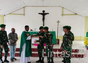 Minggu Kudus, Satgas Yonif 310/KK Laksanakan Ibadah Serta Berikan Bantuan Ke Gereja di Perbatasan RI-PNG