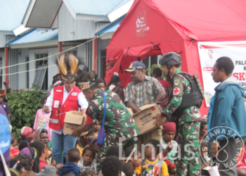 Satgas Mobile Raider 300 Siliwangi Beri MPASI Kepada Anak Bayi Bersama Petugas Kesehatan & PMI Kabupaten Puncak di Distrik Sinak, Papua