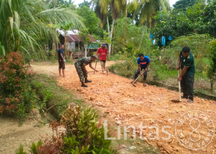 Aksi Peran Aktif, Babinsa Koramil 05/Idr Gotong Royong Bersama Warga Meratakan Jalan Desa