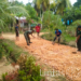 Aksi Peran Aktif, Babinsa Koramil 05/Idr Gotong Royong Bersama Warga Meratakan Jalan Desa